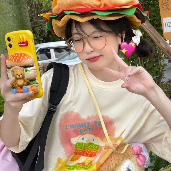 穿黄睡衣的女孩
